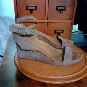 Lucky Brand Women’s Leather Open Toe Low Wedge Sandal_Size 9.5.